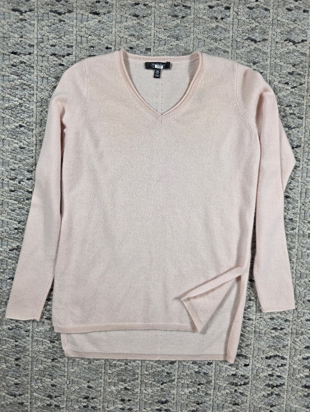 Saks Fifth Avenue 100% Cashmere Pale Pink V-Neck Sweater M NWOT Quiet Luxury - Picture 8 of 12